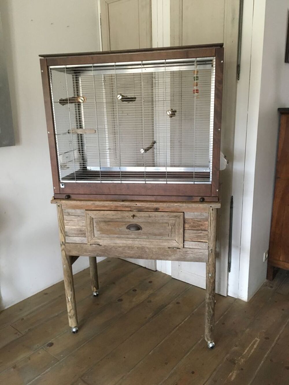TROIS CAGES POUR OISEAUX, plus table et accesoires Meubles