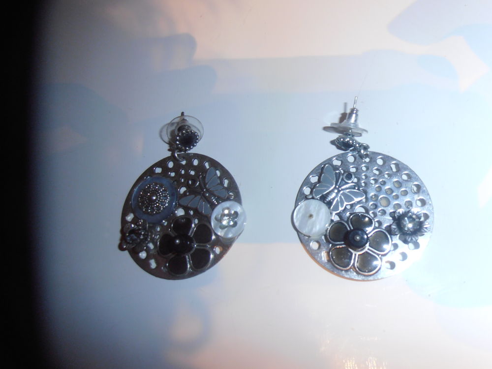 Boucles d'oreilles d&eacute;cor&eacute;es 15 (28b) Bijoux et montres