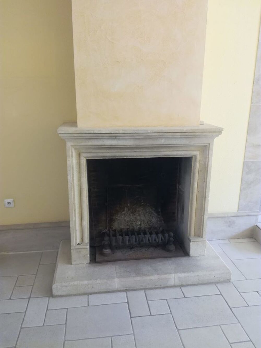 Chemin&eacute;e en pierre de taille Décoration