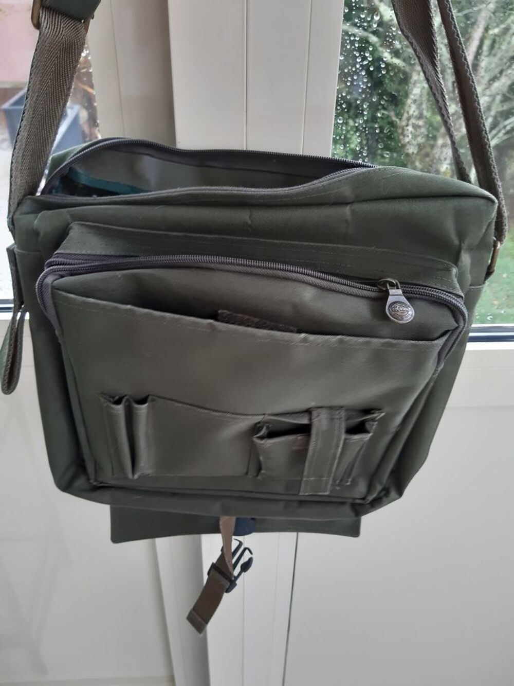 Sac Bandouli&egrave;re LEE COOPER Kaki. Maroquinerie