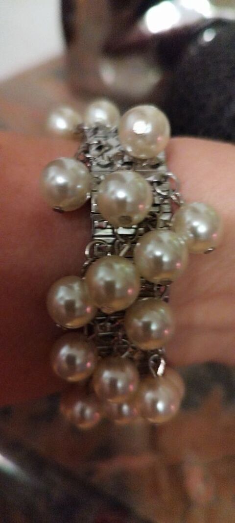 Bracelet métal extensible garni de perles nacrées blanches 11 Écuisses (71)