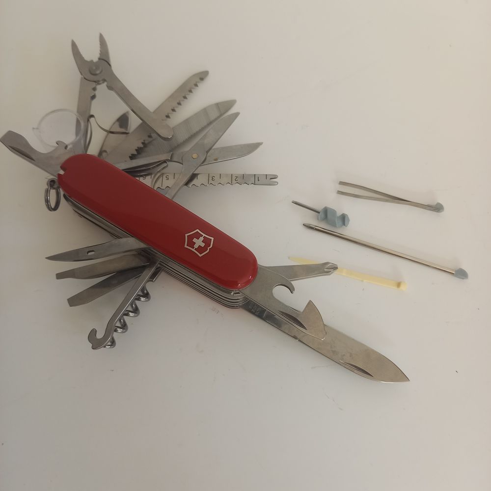 Couteau de poche Victorinox de taille moyenne avec 33 foncti Bricolage