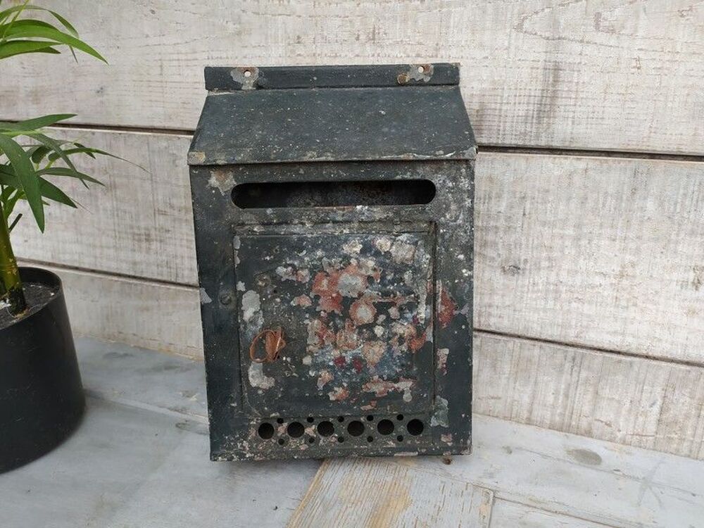 Ancienne et Jolie Boite &agrave; Lettres D&eacute;corative en M&eacute;tal 