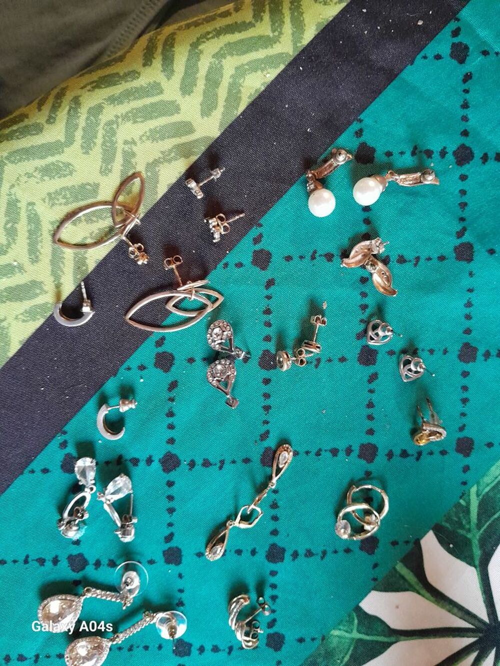 Diverses boucles d'oreilles fantaisie &agrave; 2 euros l.unit&eacute; Bijoux et montres