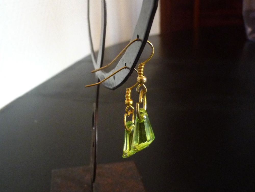 Boucles D'Oreilles Dormeuses en M&eacute;tal Dor&eacute; et Plastique Vert Bijoux et montres