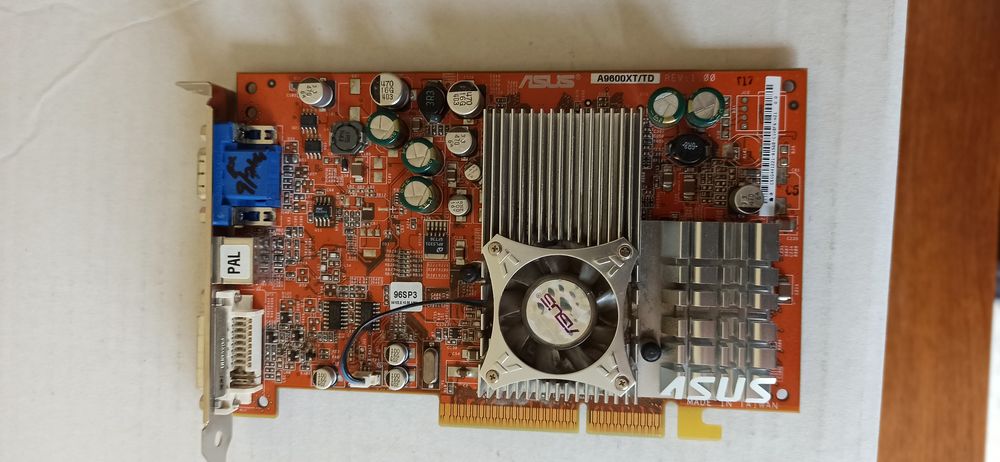 Carte graphique ASUS 9600XT Matériel informatique