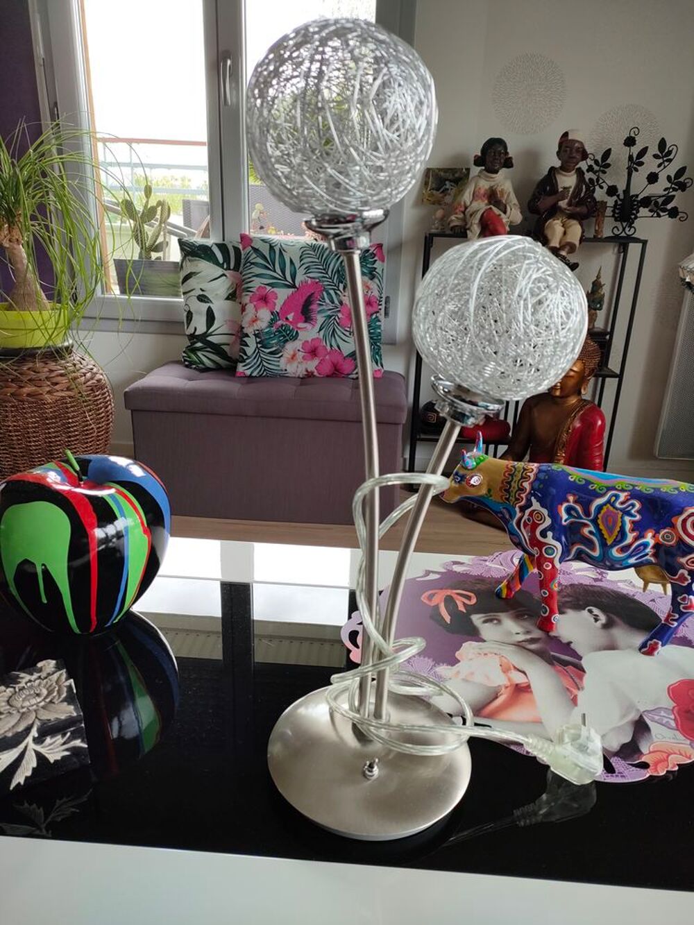 Luminaire moderne, 2 globes argent&eacute;s. Décoration