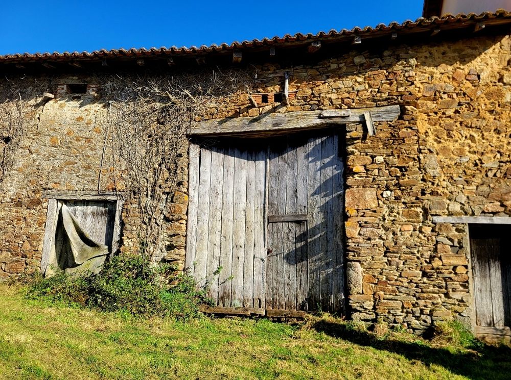 Vente Ferme Grange 90M2 offrant de nombreuses possibilités d'aménagement Chaillac-sur-vienne