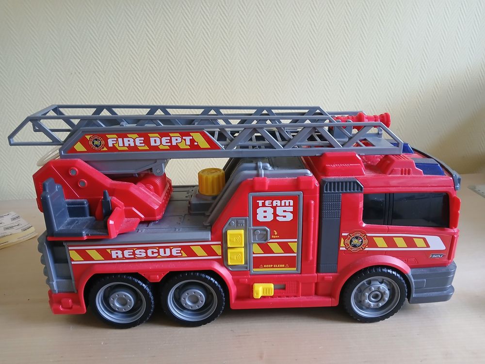 Camion de pompier jouet avec 3 figurines pompiers Jeux / jouets
