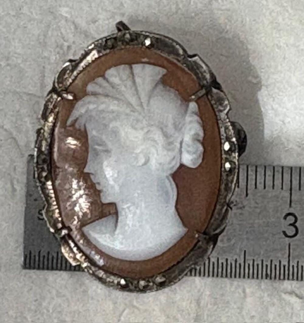 Broche Pendentif ancien CAMEE monture en ARGENT poin&ccedil;on Bijoux et montres