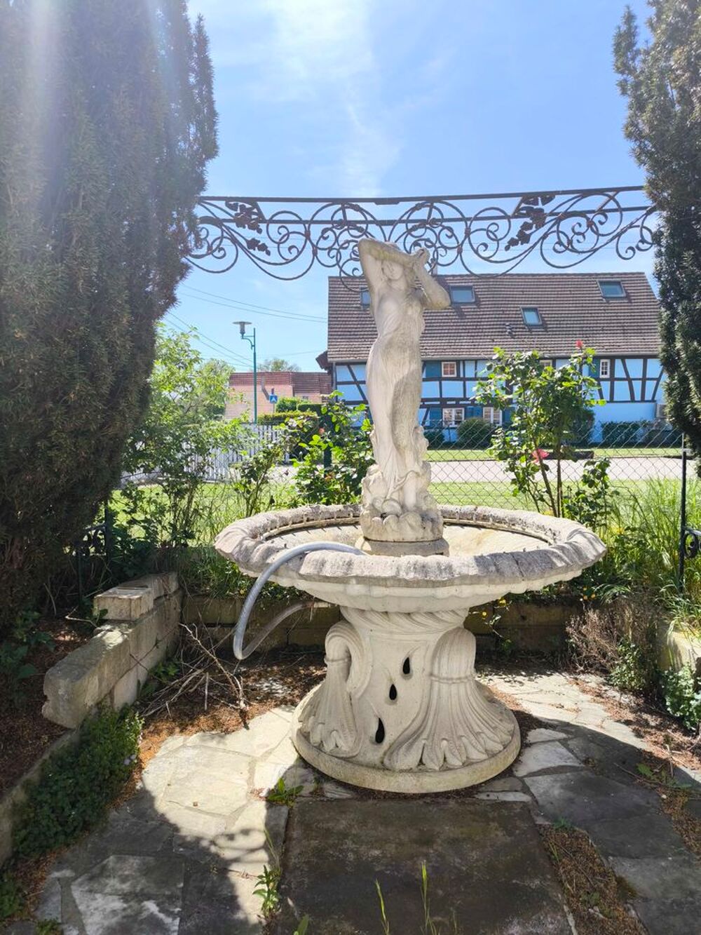 Statues d&eacute;coratives et fontaine de
jardin Jardin