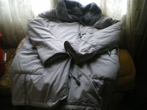 Parka gris avec col en imitation fourrure. Caen (14)