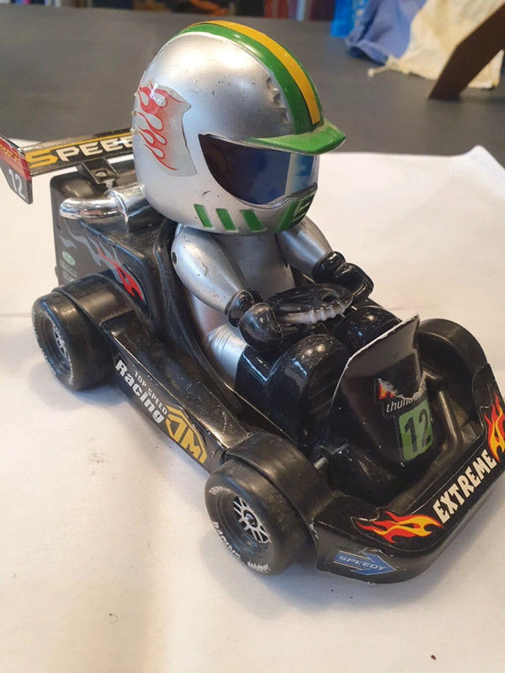 voiture avec personnage Jeux / jouets