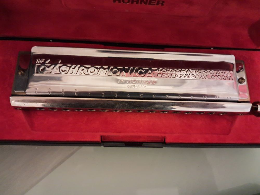 A saisir 2 harmonicats de marque Instruments de musique