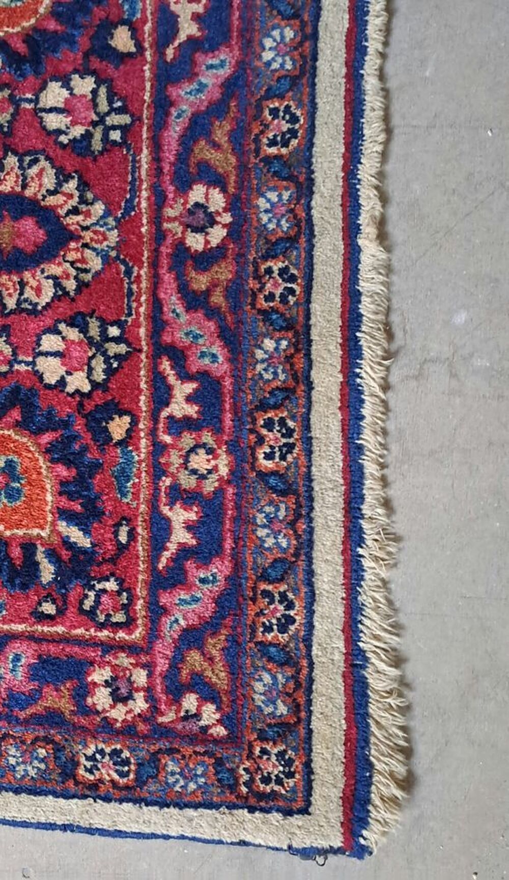 Tapis Persan antique sign&eacute; fait main en laine Décoration