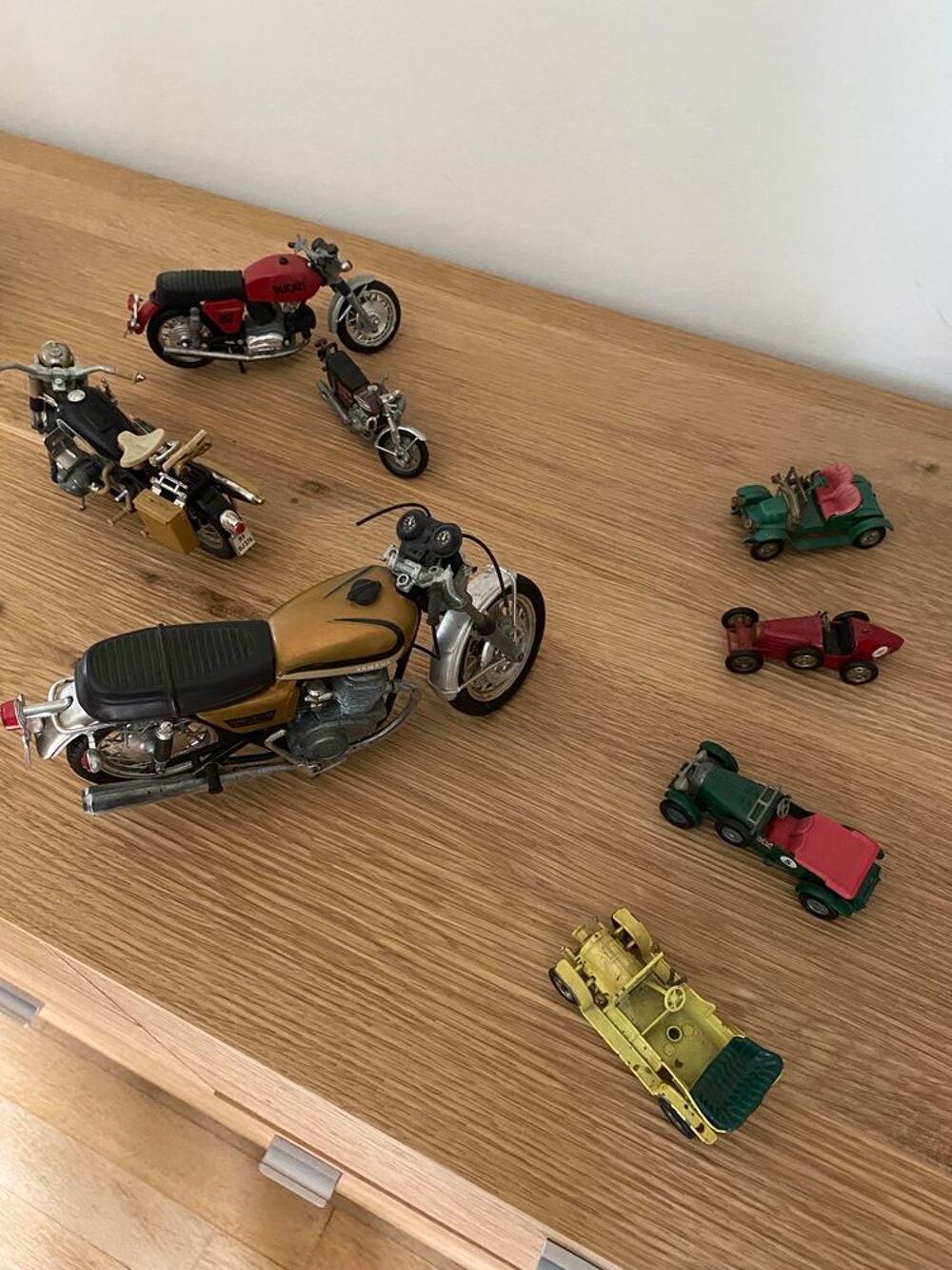 Lot de motos et voitures miniatures Jeux / jouets