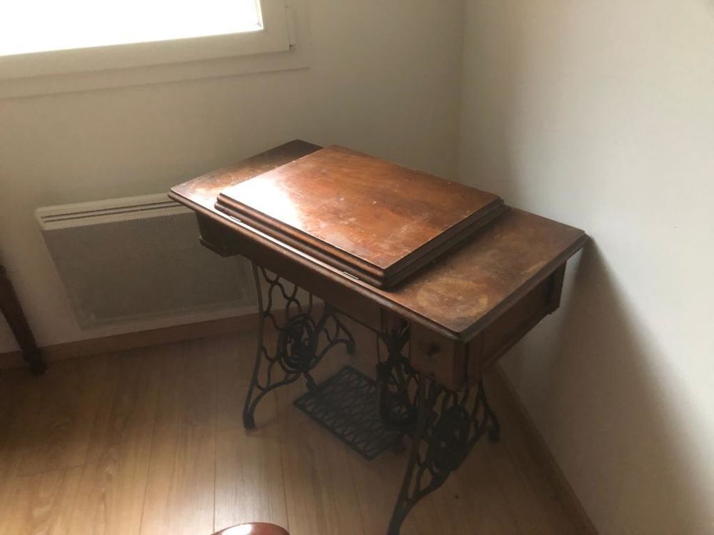 Table et machine &agrave; coudre Singer Meubles