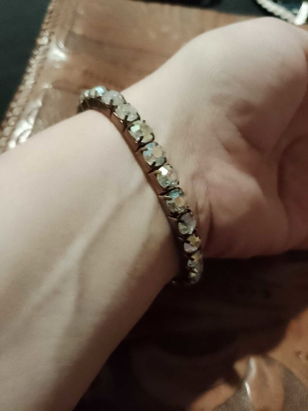 bracelet &eacute;lastique Strass translucides sur m&eacute;tal argent&eacute;. Bijoux et montres