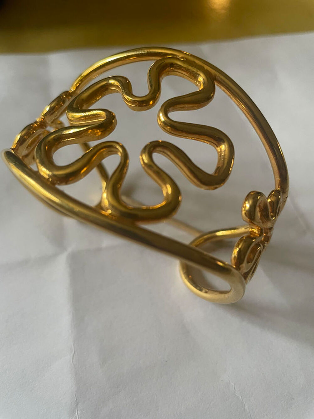 Bracelet rigide dor&eacute; Fleurs INES DE LA FRESSANGE Bijoux et montres