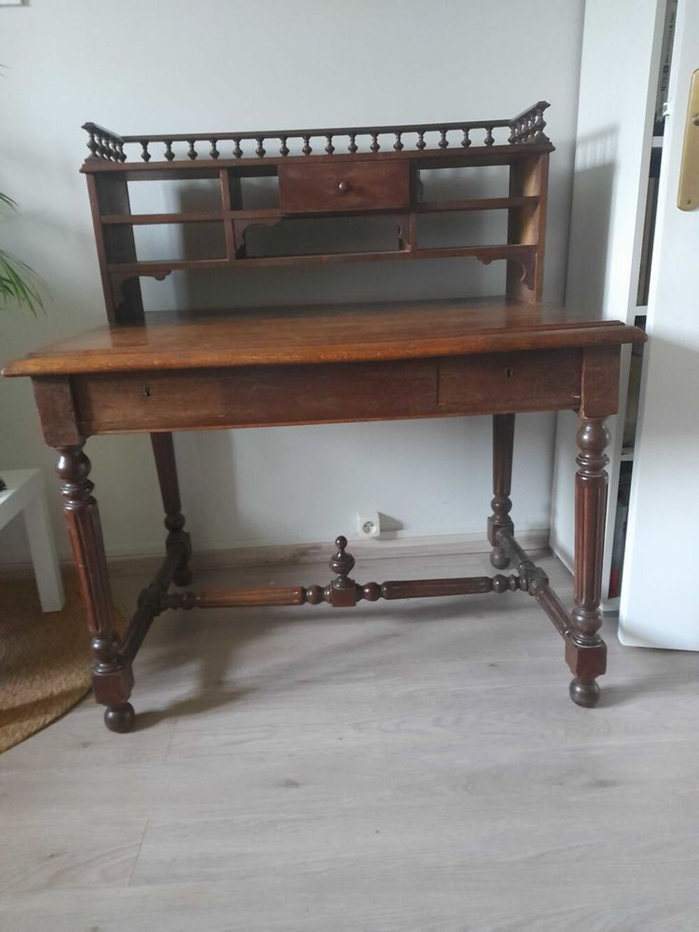 Bureau en bois . mobilier 