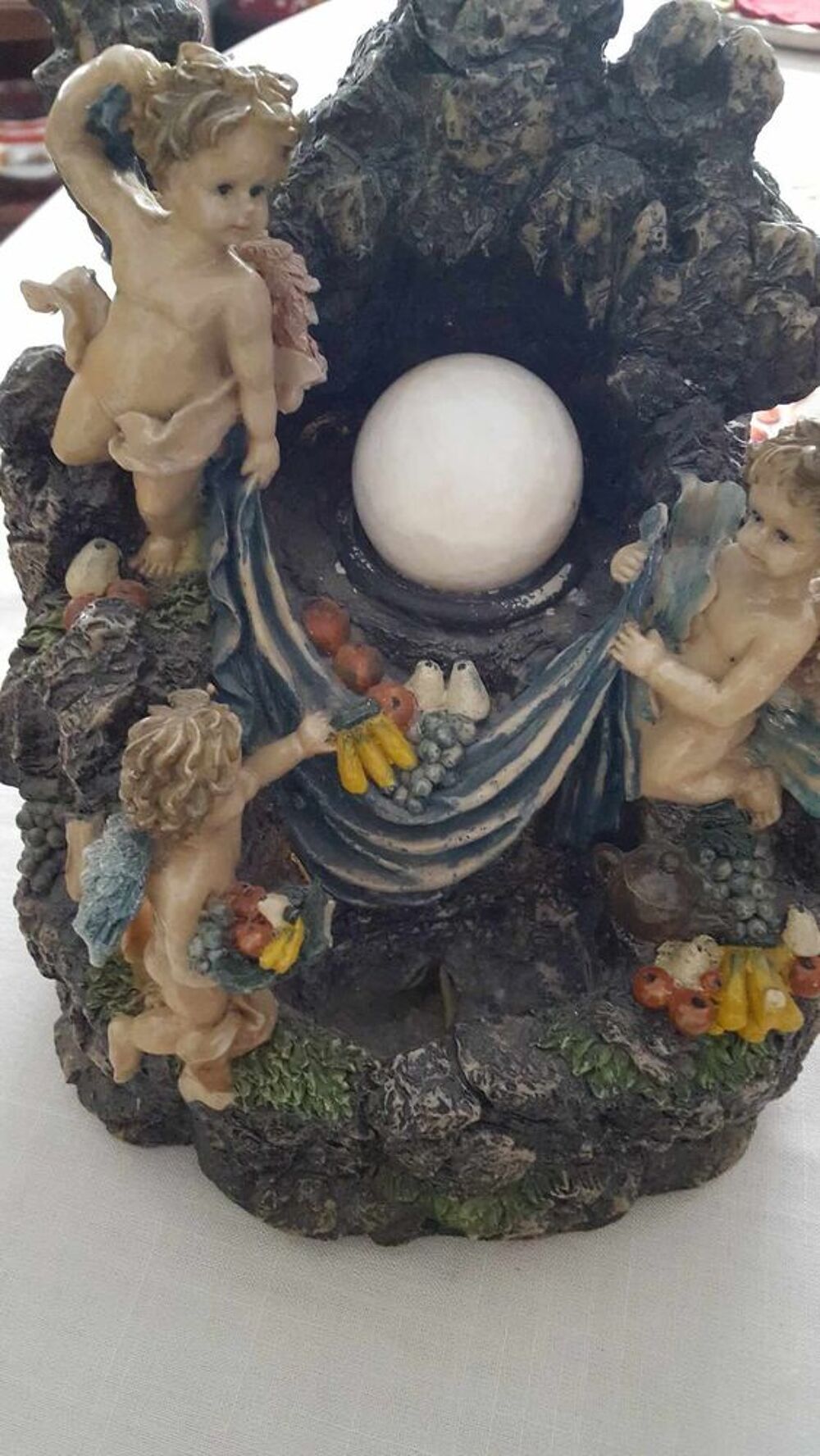  Fontaine ancienne ange avec sph&egrave;re en alb&acirc;tre N&deg;1336 Décoration