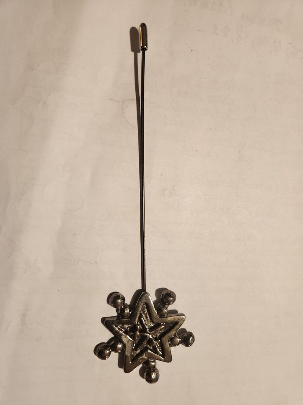 Pique &agrave; chapeau Etoile relief Nickel noir Christian LACROIX Bijoux et montres