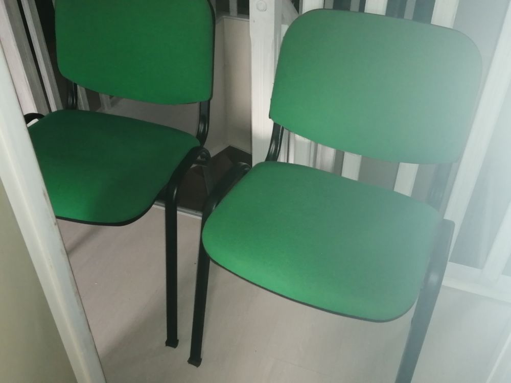 LOT DE 2 CHAISES en m&eacute;tal noir/tissu vert Meubles