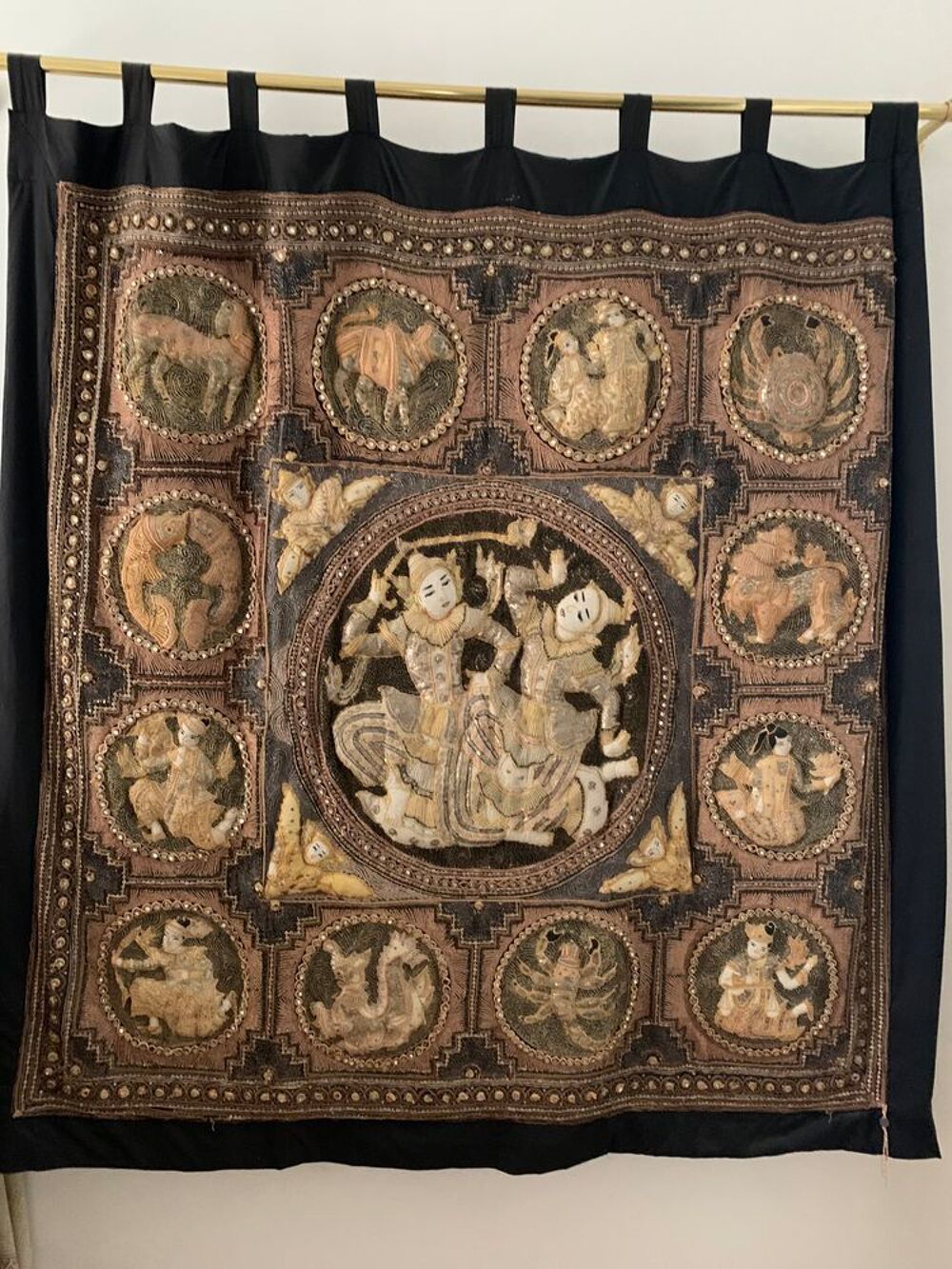 TENTURE DITE TAPISSERIE BIRMANE KALAGA 140X140 CM Décoration