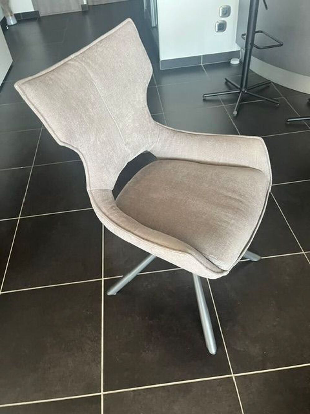 d'un lot de 6 chaises design Meubles