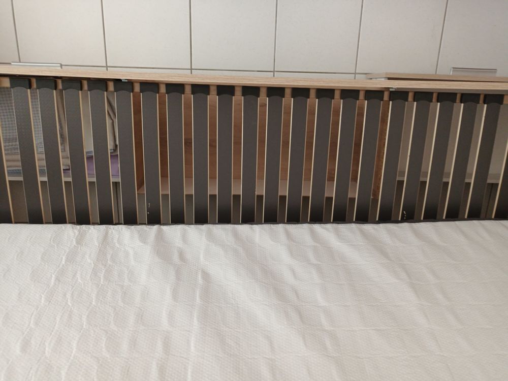 Lit en bois, couleur ch&ecirc;ne, matelas et sommier 24 lattes Meubles