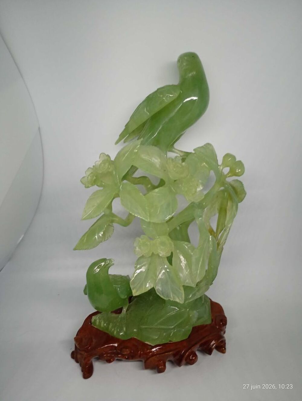 oiseaux sur sa branche d'arbre en jade sculpt&eacute; 