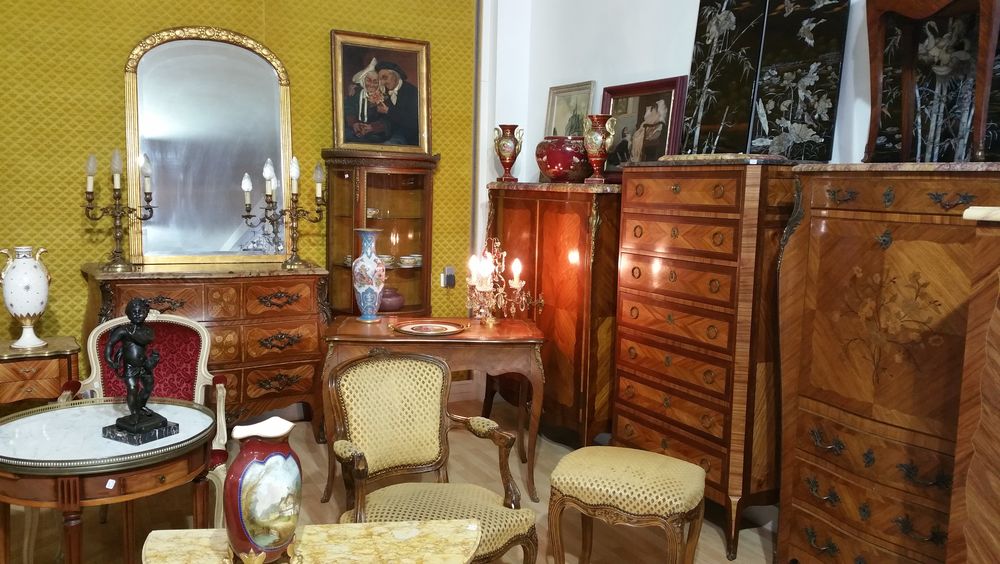 Commodes et grand choix de meubles bois de rose.
Meubles