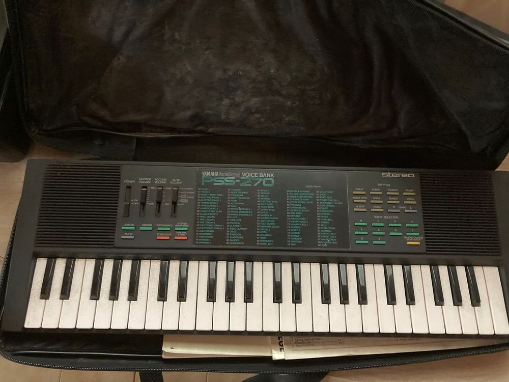 Orgue synth&eacute;tiseur 
Instruments de musique