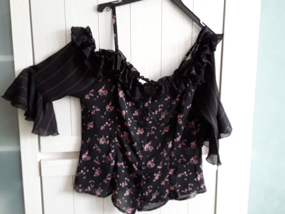 Chemisier habill&eacute; 
Noir avec petites fleurs rose Vêtements