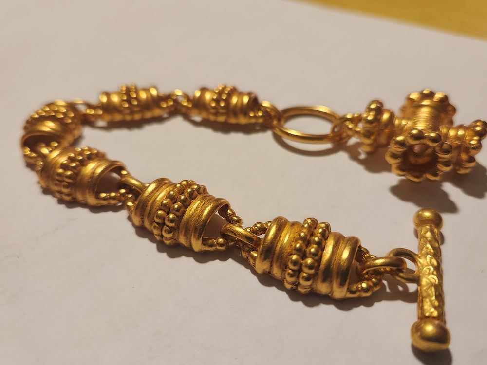 Bracelet souple emmaill&eacute; dor&eacute; motifs ANTIGONA Bijoux et montres