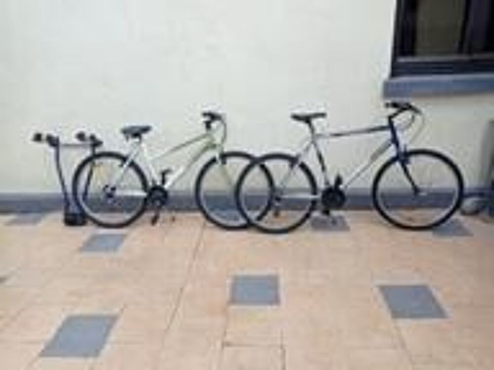 2 v&eacute;los VTC marque Decathlon avec porte-v&eacute;lo 2 velos. Vélos