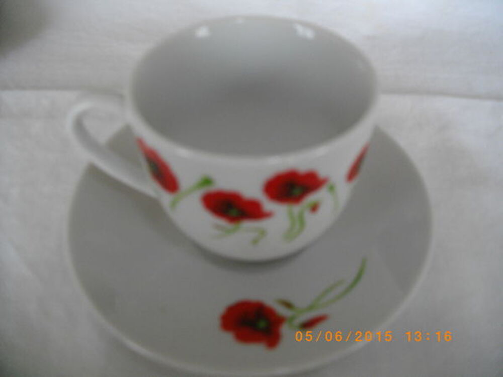 4 TASSES - 4 SOUS-TASSES - 1 BOITE A SUCRE OU AUTRES Cuisine