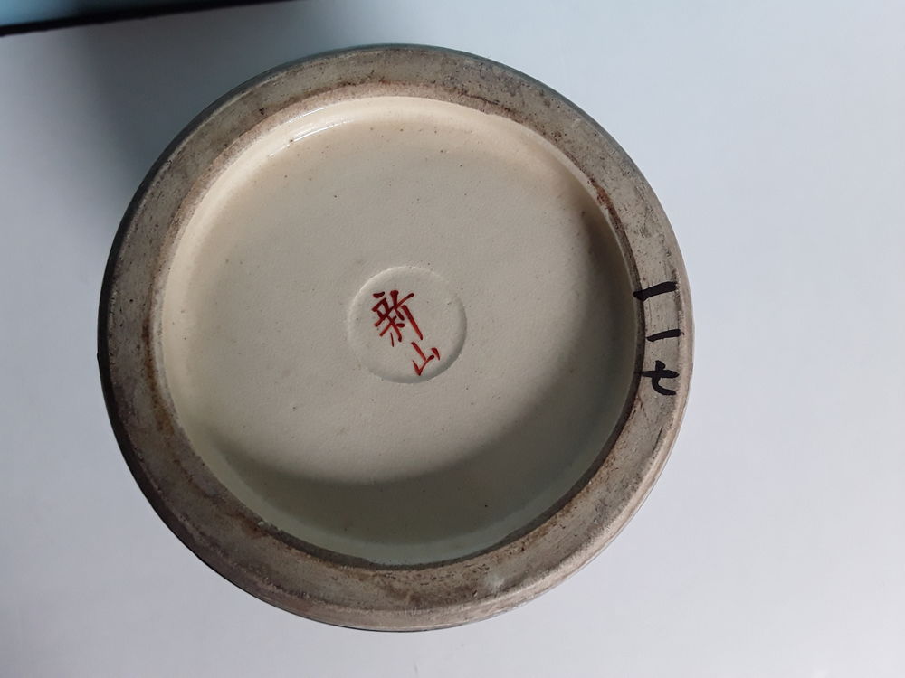 Tr&egrave;s beau vase Japonaise de Satsuma avec d&eacute;cors d'hommes et Décoration