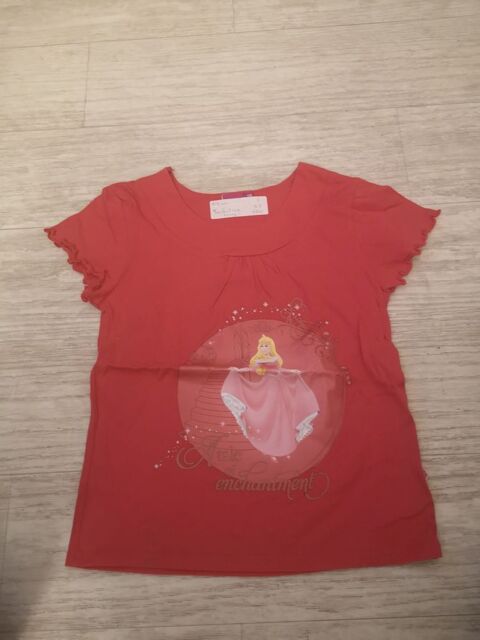 F 9 E (25) - 7/8 ans - Tee-shirt rose  Disney  2 Paris 13 (75)
