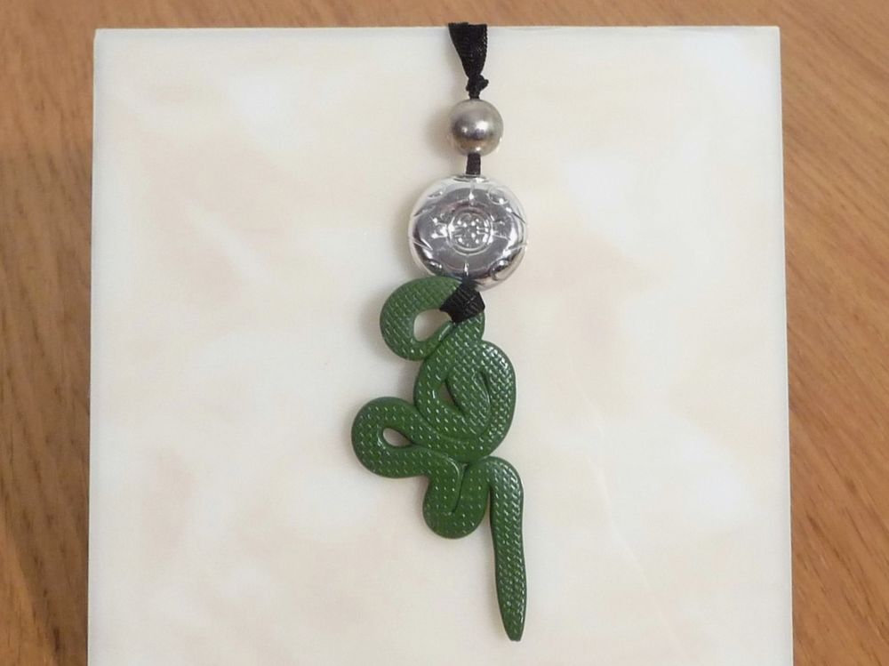 Collier/ Sautoir avec son Serpent Vert et Billes Bijoux et montres