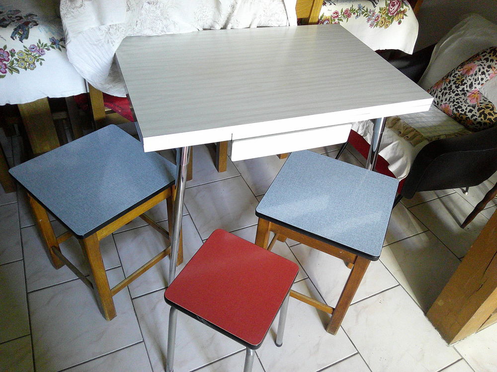 26 chaises de bistrot anciennes Meubles