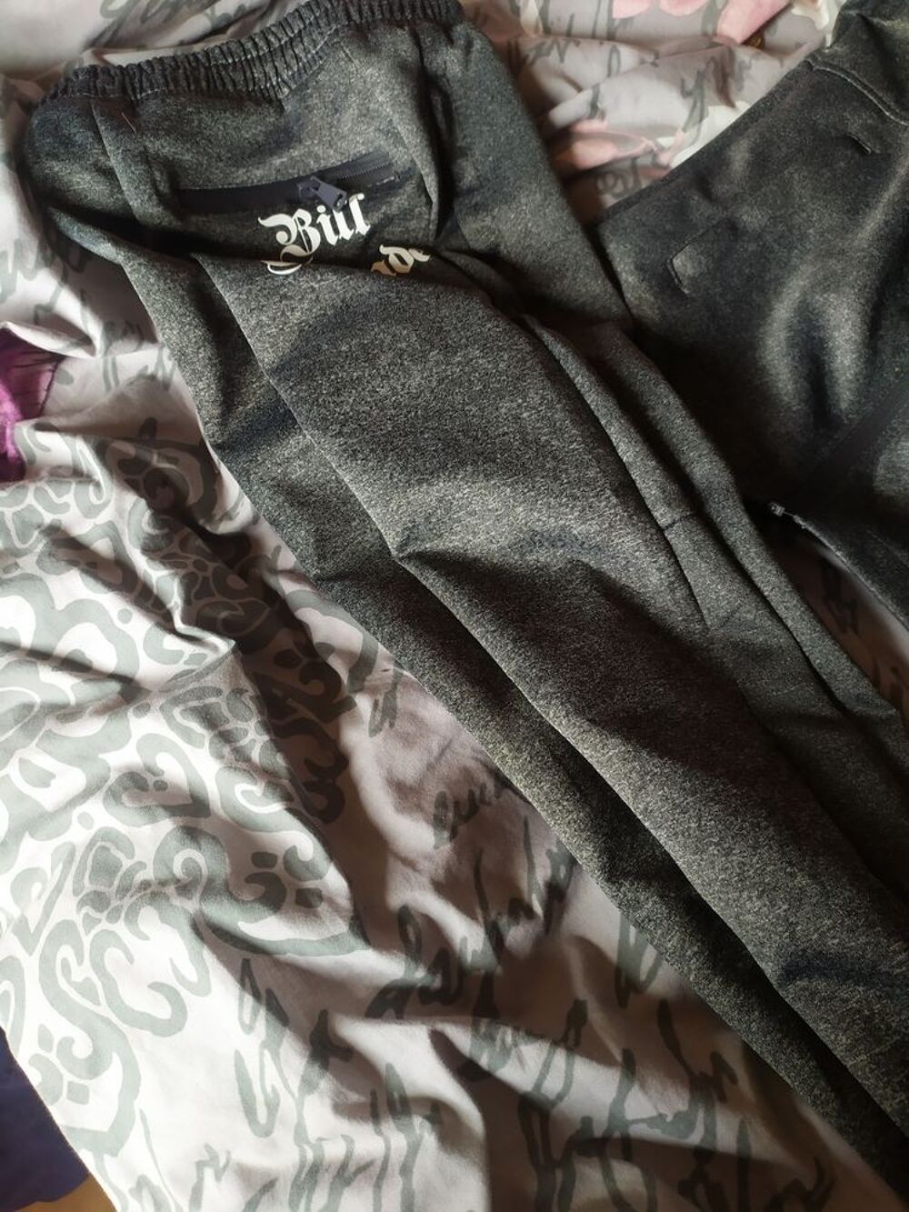 SURVETEMENT DE GRAND MARQUE ACHETE 129 EUROS GRIS
Vtements enfants