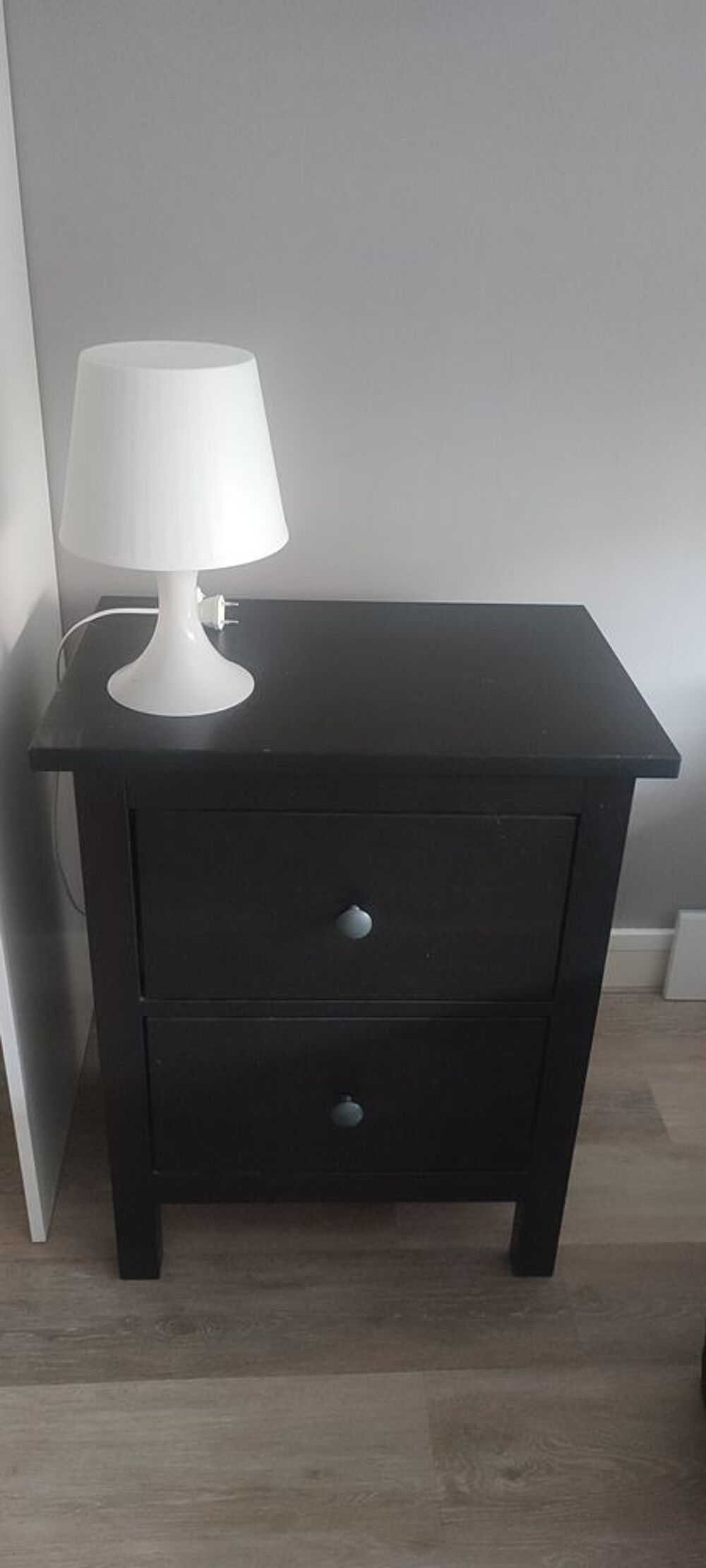 Table de chevet de couleur noir poss&eacute;dant 2 tiroirs - 20 € Meubles