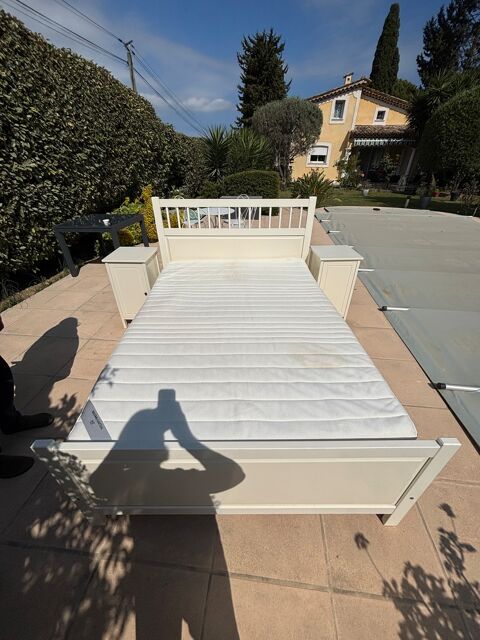 Lit blanc bois avec tables de chevet et matelas 299 Vallauris (06)