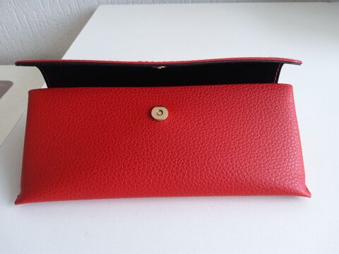 ETUI � LUNETTES  GUESS  5 Saint-Etienne (42)