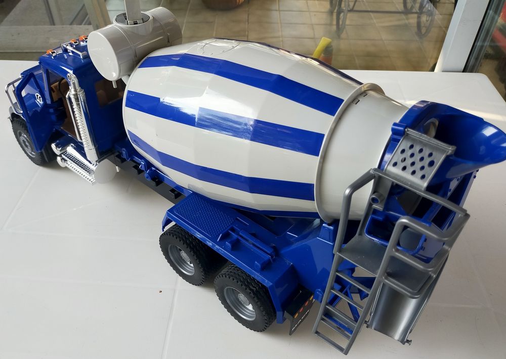 Camion Toupie bleu/blanc MACK de marque BRUDER
Jeux / jouets