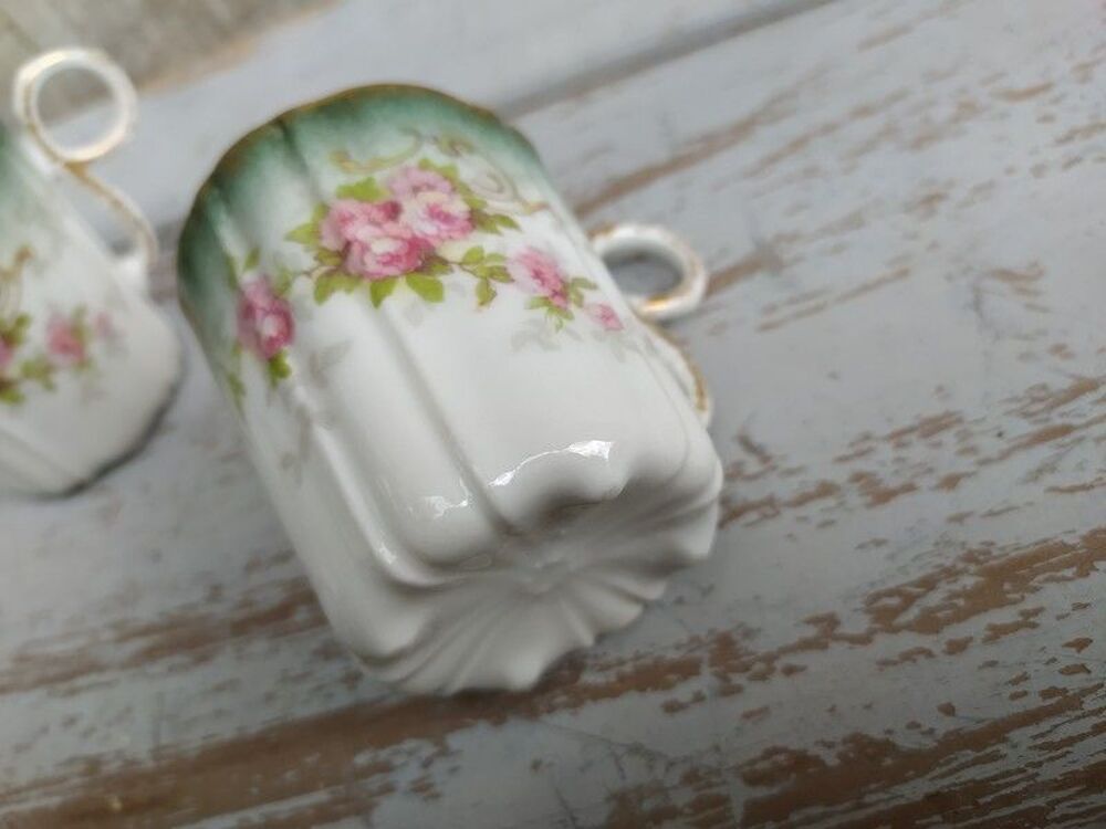 Six Tasses &agrave; Th&eacute; Porcelaine D&eacute;cor Roses et Dorure XIX&egrave;me 