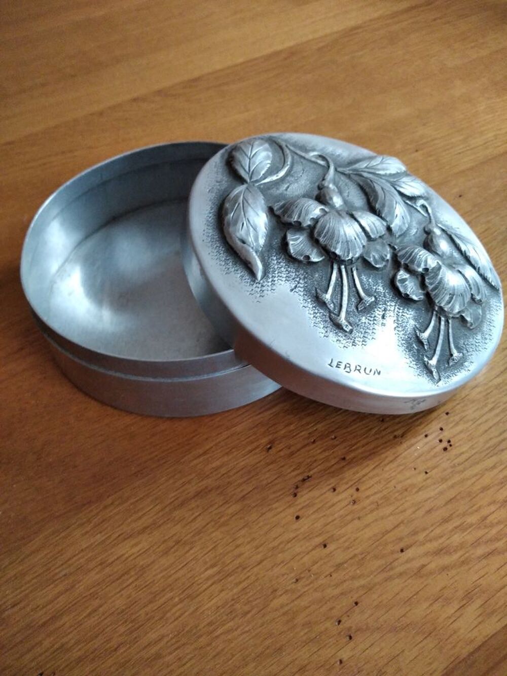 Ancienne bo&icirc;te bonbonni&egrave;re sign&eacute;e Lebrun D�coration