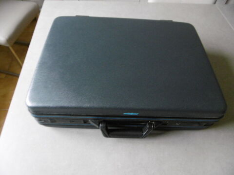 Attach� case marque AIRBUS
8 La B�gude-de-Mazenc (26)