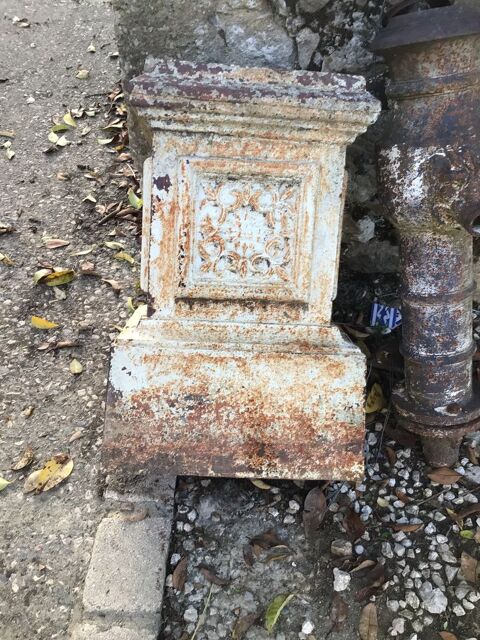 Socle ancien en fonte pour statue 
380 Tournan (32)